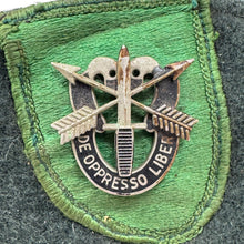 Load image into Gallery viewer, Vietnam War US Army 10th SF Green Beret w/ Battling Skulls Crest